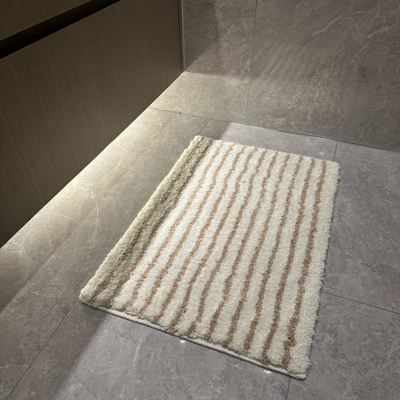 سجادة حمام مخططة بسيطة من فيكا - مراجعة Zara Home Bathroom Rug وسعره